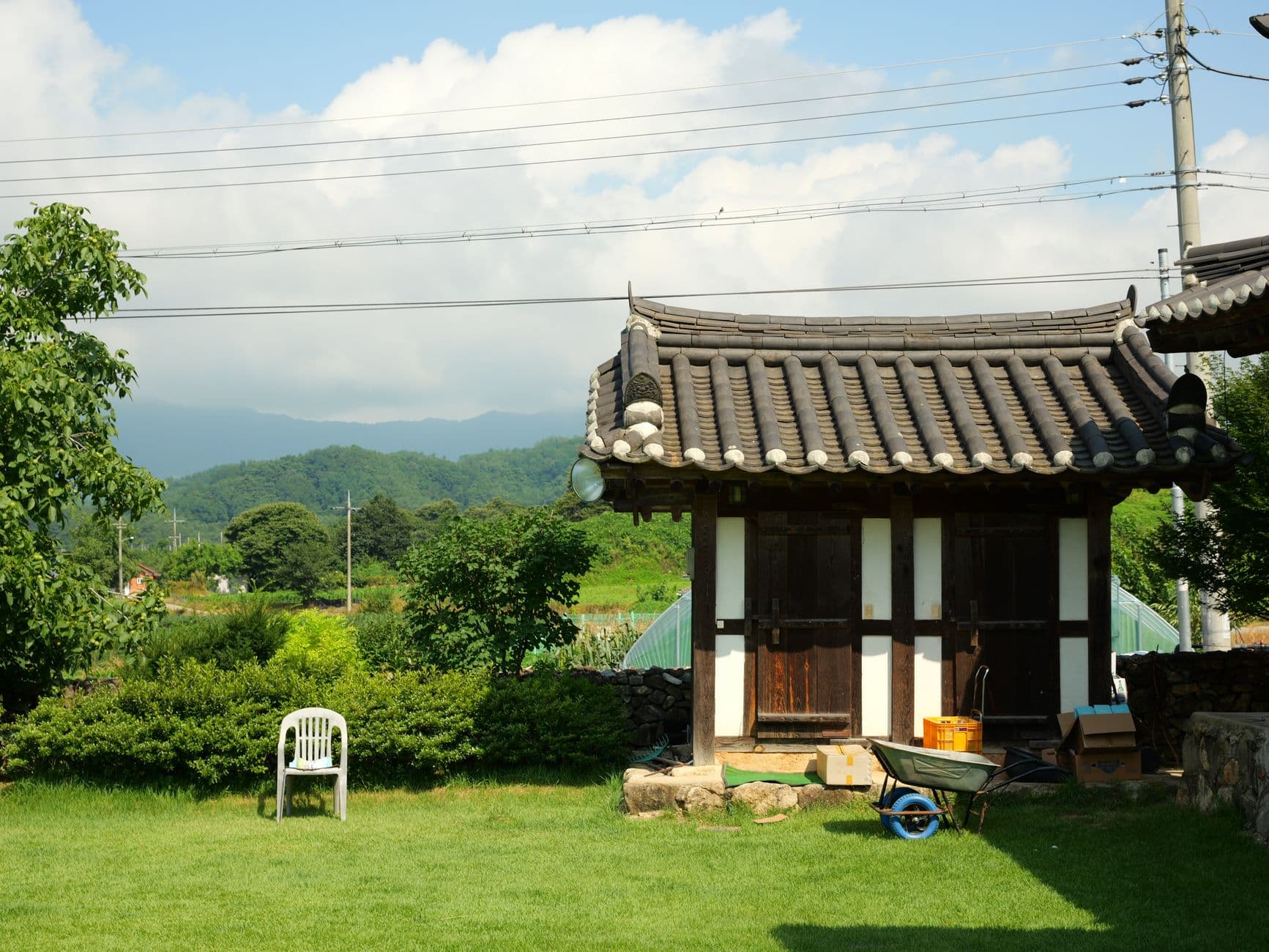 잔디 마당과 기와지붕 별채가 있는 한국 시골집 풍경, 촌캉스 숙소의 전형적인 모습