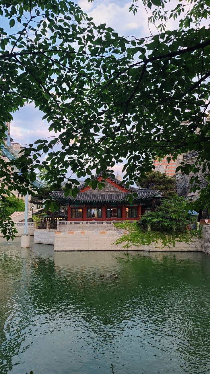 연못가에 자리한 한국 전통 한옥 — 내 집으로 숙박업을 시작하는 출발점