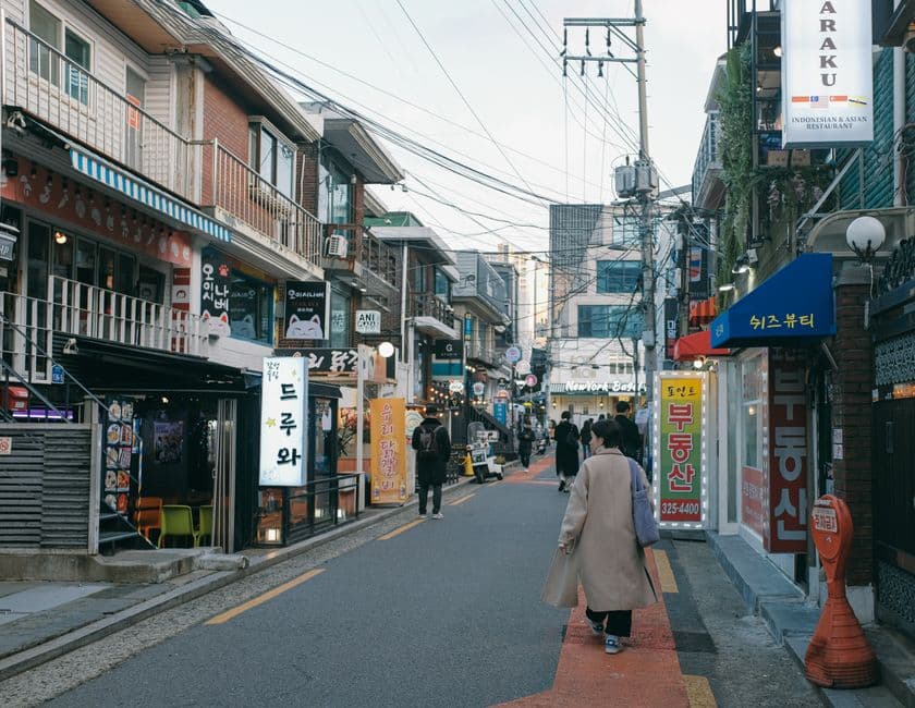 업종이 다양하게 섞인 서울 도심 상가 거리
