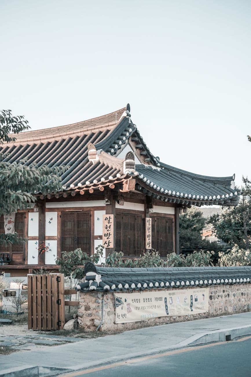 경주의 전통 한옥 주택 — 농어촌민박으로 활용되는 시골 단독주택의 모습